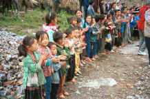 Jpeg 60K Line of young Side comb Miao children welcoming us to Long Dong village, De Wo township, Longlin country, Guangxi province 0010d25.jpg