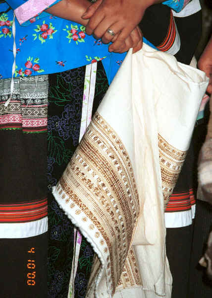 Fine Side comb Miao wax batik skirt length ready to be dyed in indigo - Long Dong village, De Wo township, Longlin country, Guangxi province 0010e17.jpg