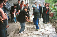 Jpeg 49K Side comb Miao - lushen pipers dancing for us during our visit to Long Dong village, De Wo township, Longlin country, Guangxi province 0010f08.jpg