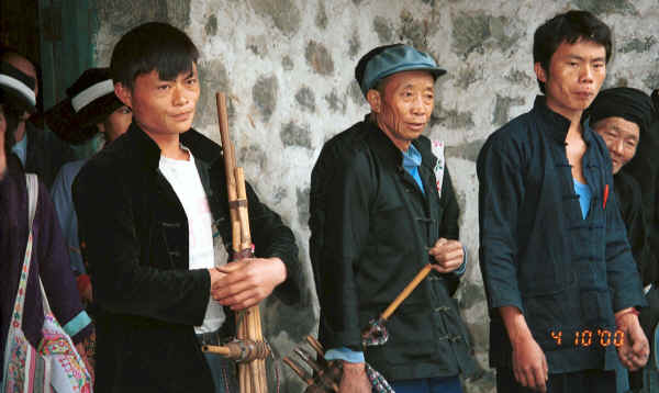 Side comb Miao musicians with lushen pipes, Long Dong village, De Wo township, Longlin country, Guangxi province 0010f09.jpg