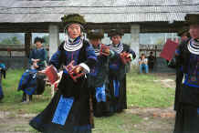 to 17K gallery of photos taken on 9 October 2000 in Zuo Qi village, Min Gu township, Zhenfeng country, Guizhou province 0010p25.jpg