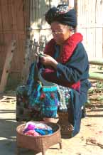 Jpeg 68K Mien woman sewing Chiang Rai 8812q10