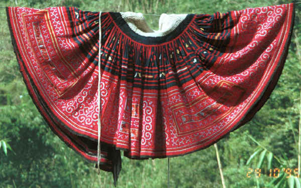 Green Hmong woman's skirt in a village in Lai Chau province, northern Vietnam 9510f26.jpg