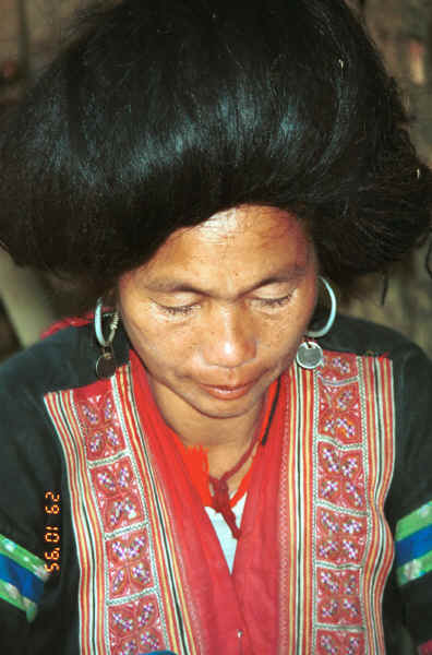 Green Hmong woman in a village in Lai Chau province, northern Vietnam 9510f30.jpg