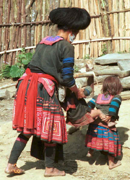 Green Hmong mother and children in a village in Lai Chau province, northern Vietnam 9510f32.jpg