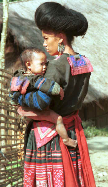 Green Hmong woman and child in a village in Lai Chau province, northern Vietnam 9510f33.jpg