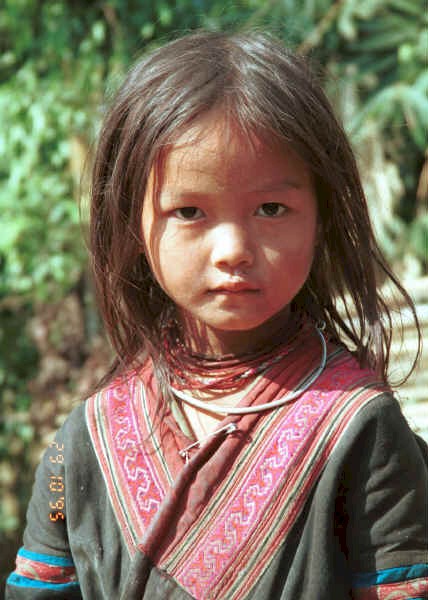 Green Hmong girl in a village in Lai Chau province, northern Vietnam 9510f35.jpg