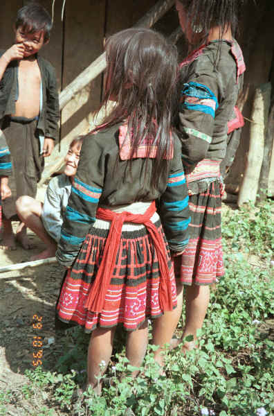 Green Hmong children in a village in Lai Chau province, northern Vietnam 9510f36.jpg